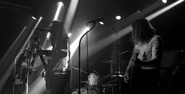 Komodor. Estos bretones rockean