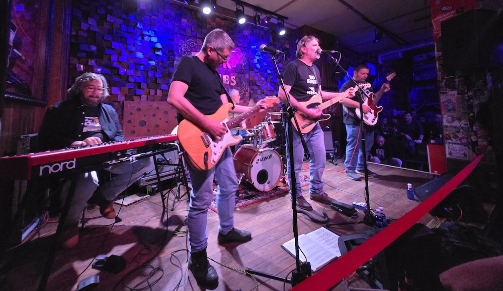 VIBRANDO COMO EN UN LOCAL DE CARRETERA DEL MISSISSIPPI