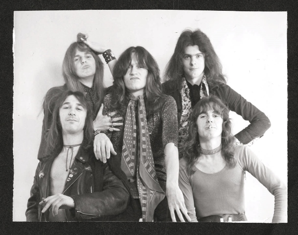 NOS DEJÓ ANDREW MATHENSON VOCALISTA DE UN GRUPO&nbsp;OLVIDADO