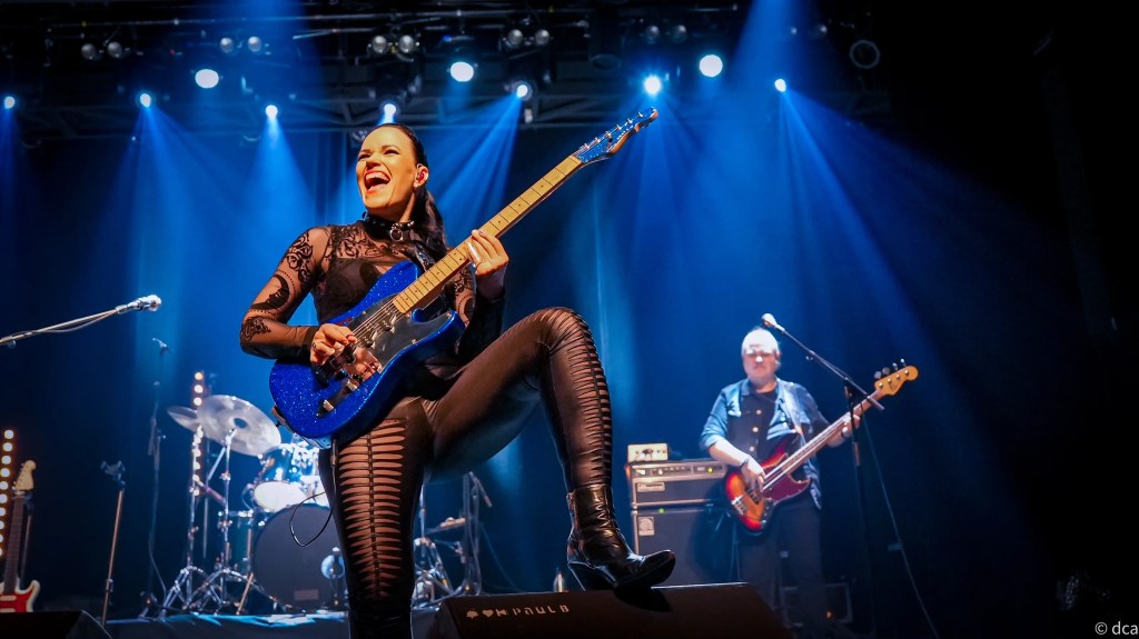 ERJA LYYTINEN, GIRANDO EN&nbsp;ABRIL