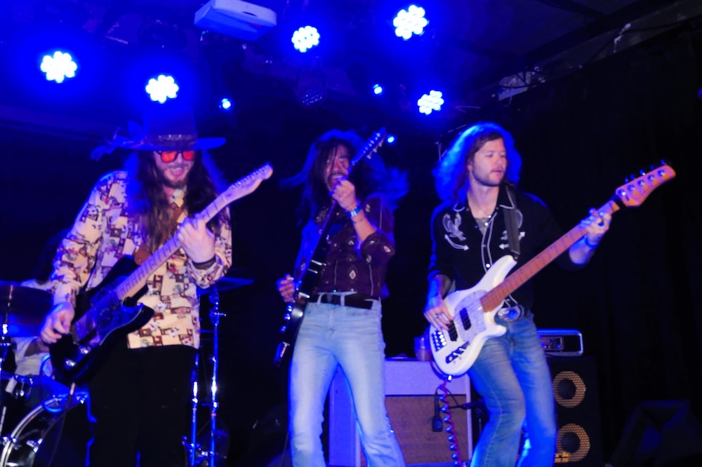 HIPPIES & COWBOYS APOSTARON POR LAS&nbsp;VERSIONES