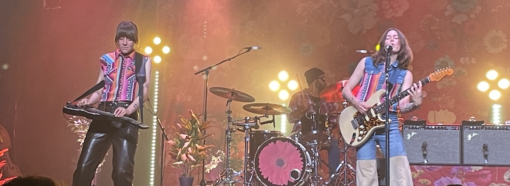 LAS LOVELL VUELVEN A RENDIR AL PÚBLICO QUE LLENA EL&nbsp;RAZZ