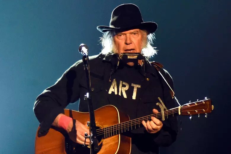 NEIL YOUNG DEJA TODO SU CATÁLOGO LIBRE PARA GROENLANDIA