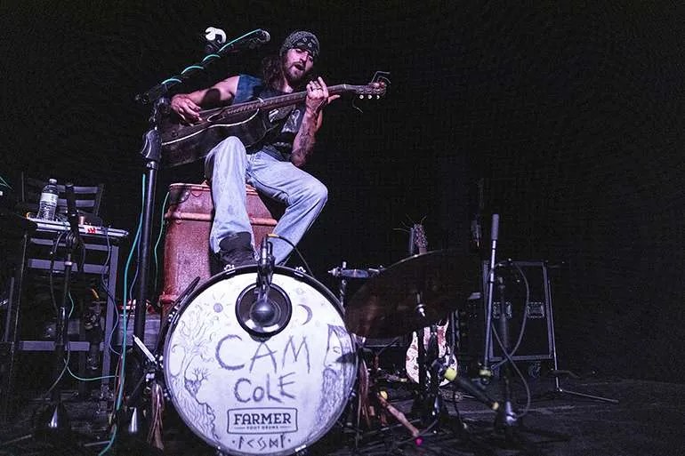 CAM COLE, UN ONE-MAN-BAND DE GIRA EN&nbsp;MAYO