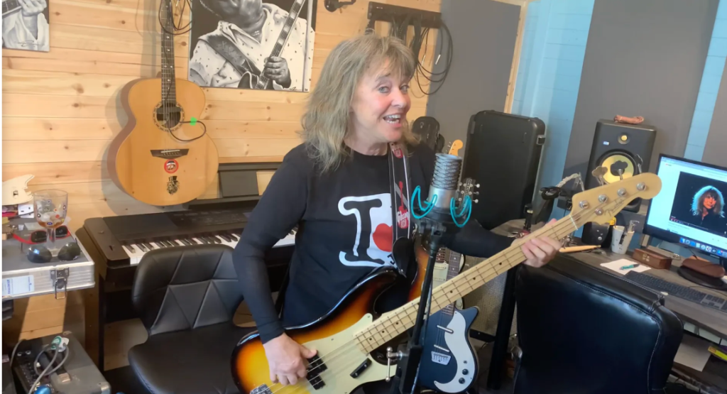SUZI QUATRO, VETERANA EN ACCIÓN
