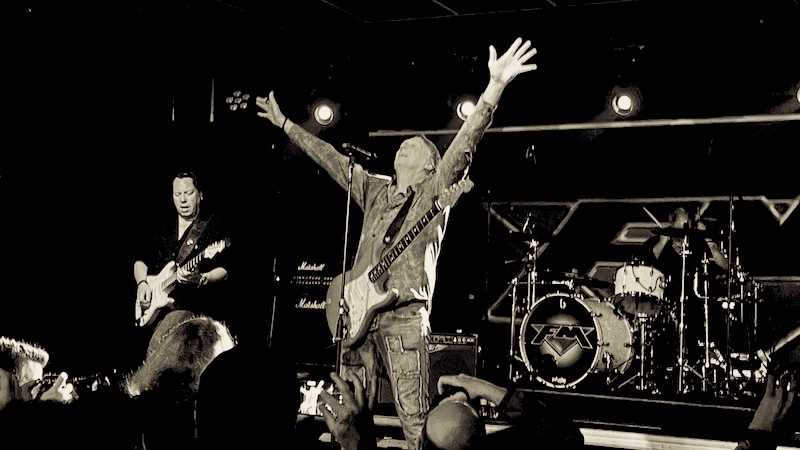 FM Y TYGERS OF PAN TANG DAN UNA CLASE DE MAESTRA DE ROCK SIN&nbsp;COMPLEJOS