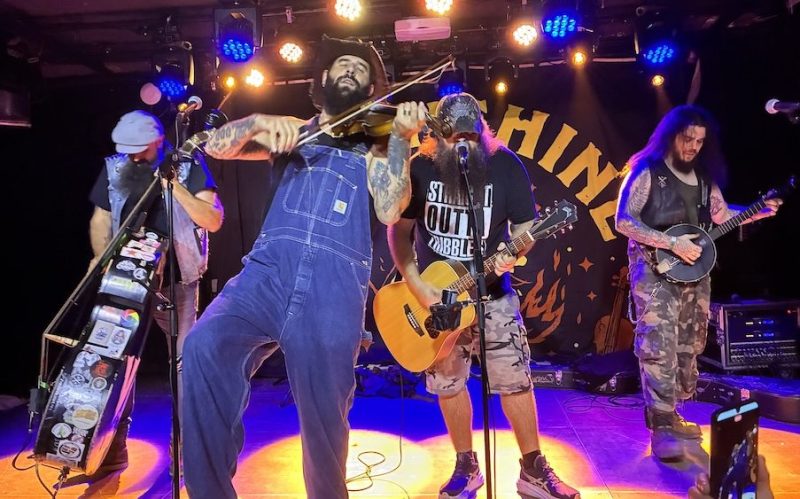 MOONSHINE WAGON: «¿ES QUE NO TENÉIS CASA?»