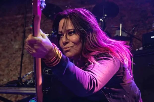 NOS DEJÓ JANNIFER FINCH, BAJISTA DE L7, DEBIDO A UN CÁNCER CEREBRAL