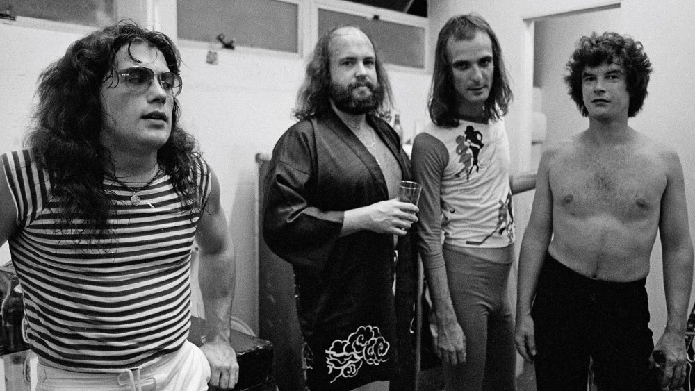 Gary McCracken, batería de la banda canadiense de rock Max Webster, falleció el 15 de septiembre a los 75 años.
